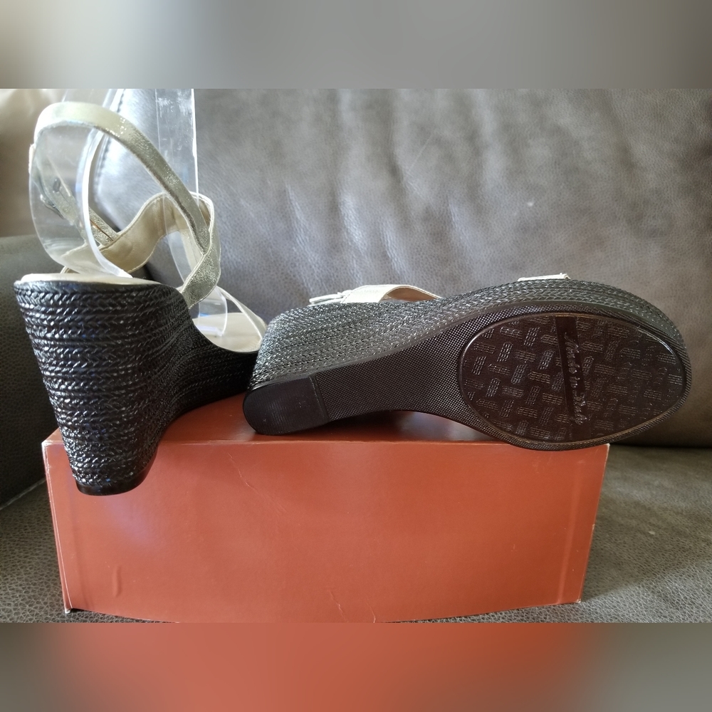 New Italian Shoemakers Shale Platinum Wedge 8.5 - Picture 4 of 7